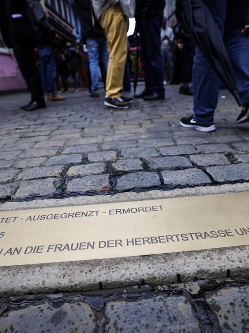 Ein Kantstein mit Gedenkplatte mit dem Text ««Entrechtet-Ausgegrenzt-Ermordet 1933-1945 Im Gedenken an die Frauen der Herbertstrasse und Anderswo»» liegt nach der Enthüllung vor dem Eingang zur Herbertstrasse an der Reeperbahn. Die geprägte… Ein Kantstein mit Gedenkplatte mit dem Text ««Entrechtet-Ausgegrenzt-Ermordet 1933-1945 Im Gedenken an die Frauen der Herbertstrasse und Anderswo»» liegt nach der Enthüllung vor dem Eingang zur Herbertstrasse an der Reeperbahn. Die geprägte…