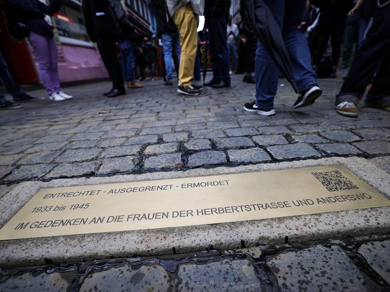 Ein Kantstein mit Gedenkplatte mit dem Text ««Entrechtet-Ausgegrenzt-Ermordet 1933-1945 Im Gedenken an die Frauen der Herbertstrasse und Anderswo»» liegt nach der Enthüllung vor dem Eingang zur Herbertstrasse an der Reeperbahn. Die geprägte… Ein Kantstein mit Gedenkplatte mit dem Text ««Entrechtet-Ausgegrenzt-Ermordet 1933-1945 Im Gedenken an die Frauen der Herbertstrasse und Anderswo»» liegt nach der Enthüllung vor dem Eingang zur Herbertstrasse an der Reeperbahn. Die geprägte…