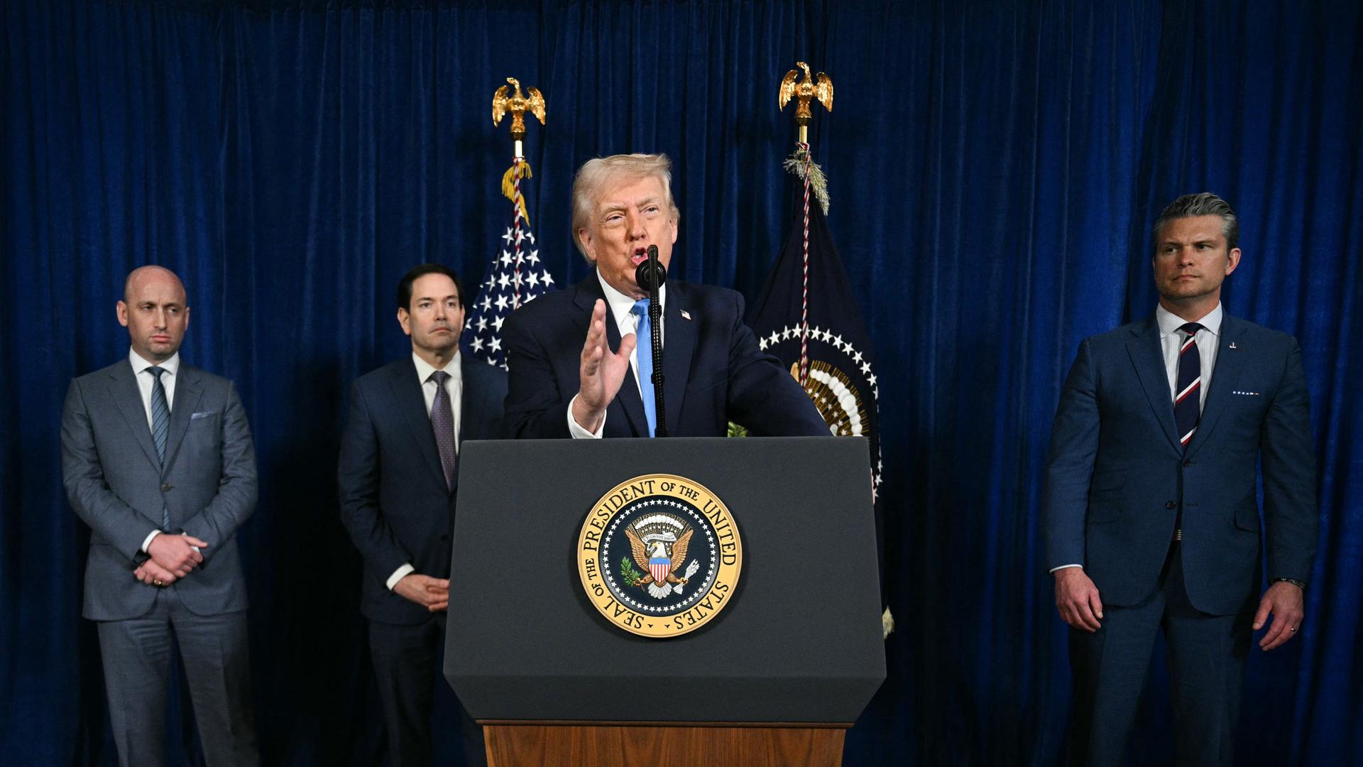 US-Präsident Donald Trump bei Pressekonferenz in seiner Residenz Mar-a-Lago in Palm Beach, Florida, neben (v.l.n.r.) seinem stellvertretenden Stabschef Stephen Miller, Außenminister Marco Rubio und US-Verteidigungsminister Pete Hegseth (03.01.2026)