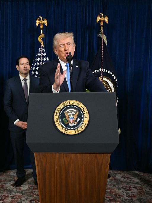 US-Präsident Donald Trump bei Pressekonferenz in seiner Residenz Mar-a-Lago in Palm Beach, Florida, neben (v.l.n.r.) seinem stellvertretenden Stabschef Stephen Miller, Außenminister Marco Rubio und US-Verteidigungsminister Pete Hegseth (03.01.2026) US-Präsident Donald Trump bei Pressekonferenz in seiner Residenz Mar-a-Lago in Palm Beach, Florida, neben (v.l.n.r.) seinem stellvertretenden Stabschef Stephen Miller, Außenminister Marco Rubio und US-Verteidigungsminister Pete Hegseth (03.01.2026)