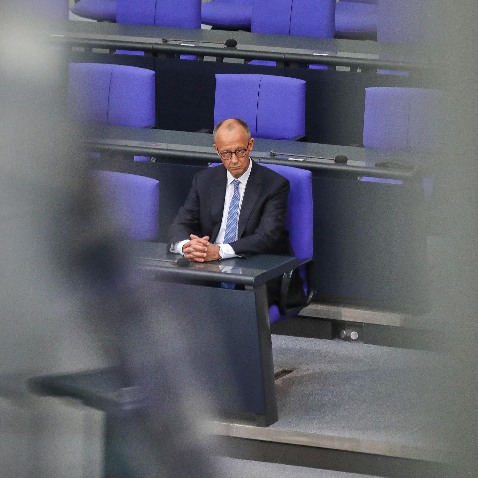 Bundeskanzler Friedrich Merz (CDU) im Bundestag. Er sitzt einsam auf der Regierungsbank