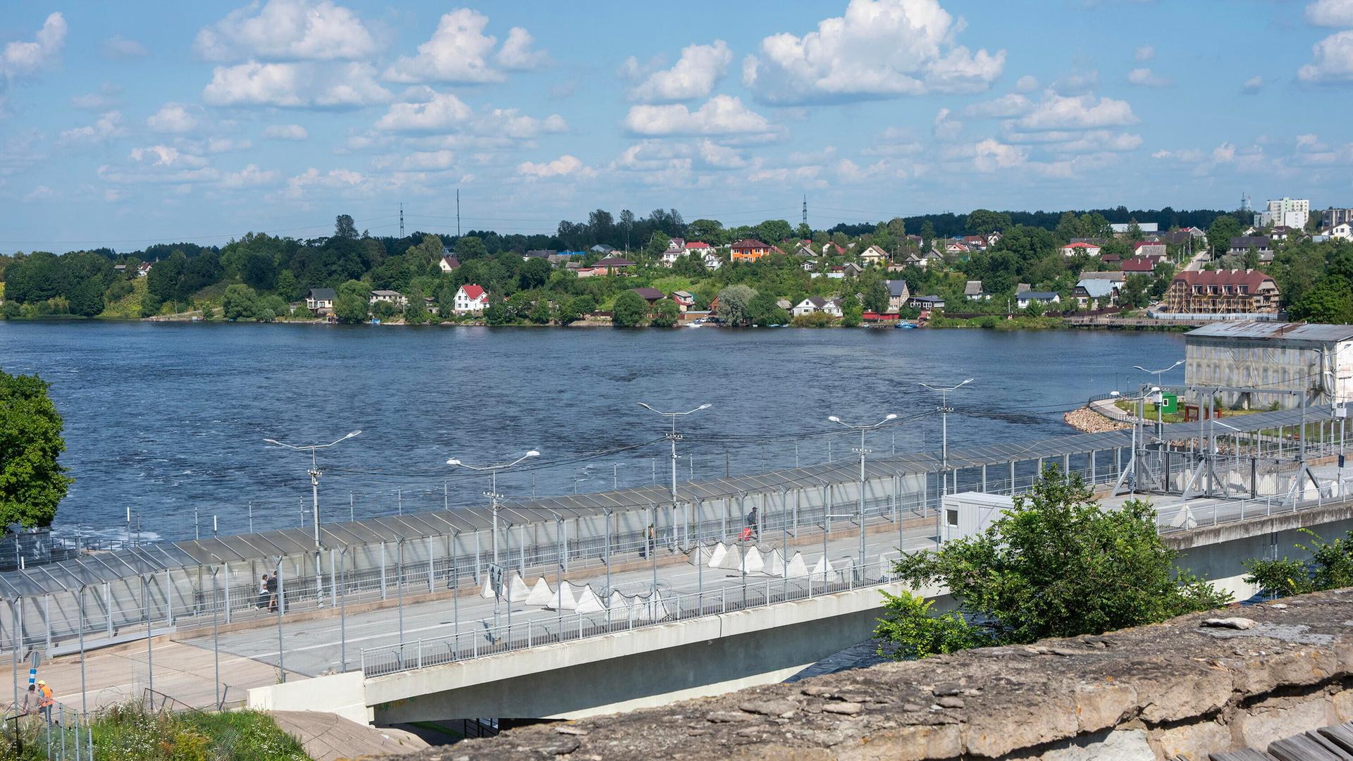 Panzersperren auf der Freundschaftsbrücke zwischen dem estnischen Narva und dem russischen Iwangorod. Panzersperren auf der Freundschaftsbrücke zwischen dem estnischen Narva und dem russischen Iwangorod.