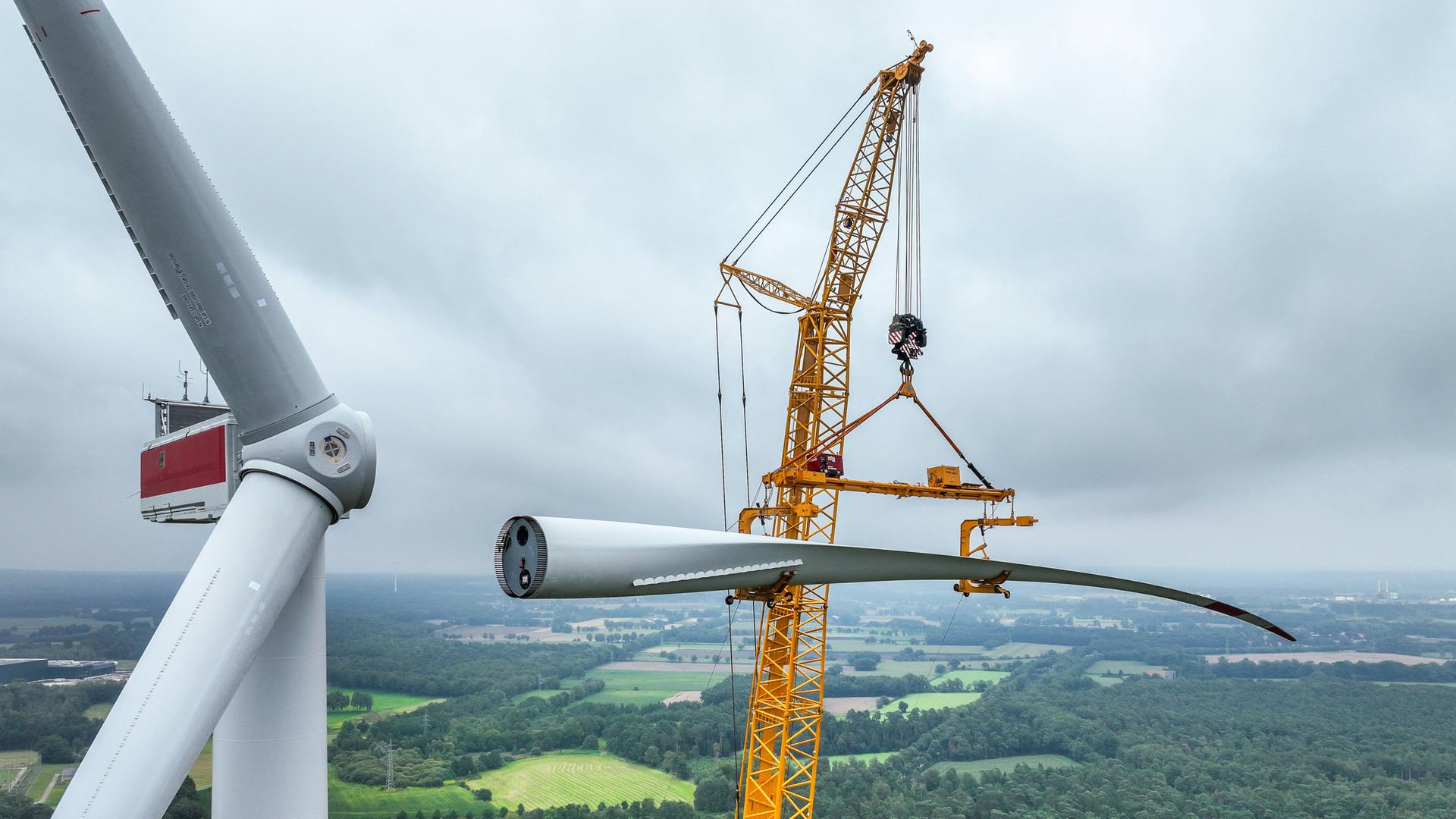 Ein mobiler Kran hebt ein Rotorblatt zum Maschinenhaus einer Windenergieanlage. (Windpark Große Heide in Dorsten,17.08.2023) Ein mobiler Kran hebt ein Rotorblatt zum Maschinenhaus einer Windenergieanlage. (Windpark Große Heide in Dorsten,17.08.2023)