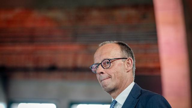 Bundeskanzler Friedrich Merz (CDU) geht beim 17. Petersberger Klimadialog einen Gang entlang und presst dabei die Lippen aufeinander (22.04.2026)