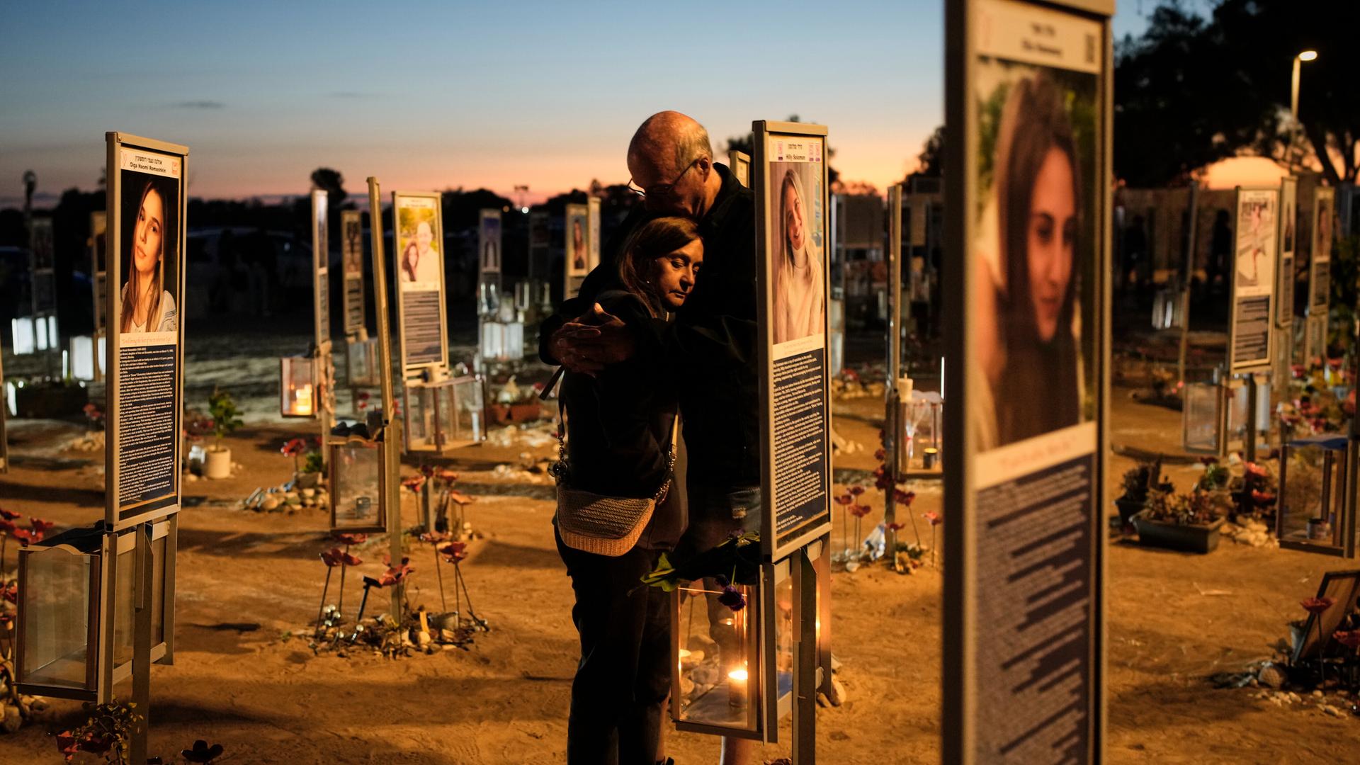 Benny und Maggy Solomon, die Eltern von Hila Solomon, die bei dem Hamas-Angriff auf Israel am 7. Oktober 2023 ums Leben kam, nehmen am Mittwoch, dem 7. Oktober 2026, an einer Gedenkfeier zum dritten Jahrestag des Angriffs auf dem Gelände des… Benny und Maggy Solomon, die Eltern von Hila Solomon, die bei dem Hamas-Angriff auf Israel am 7. Oktober 2023 ums Leben kam, nehmen am Mittwoch, dem 7. Oktober 2026, an einer Gedenkfeier zum dritten Jahrestag des Angriffs auf dem Gelände des…