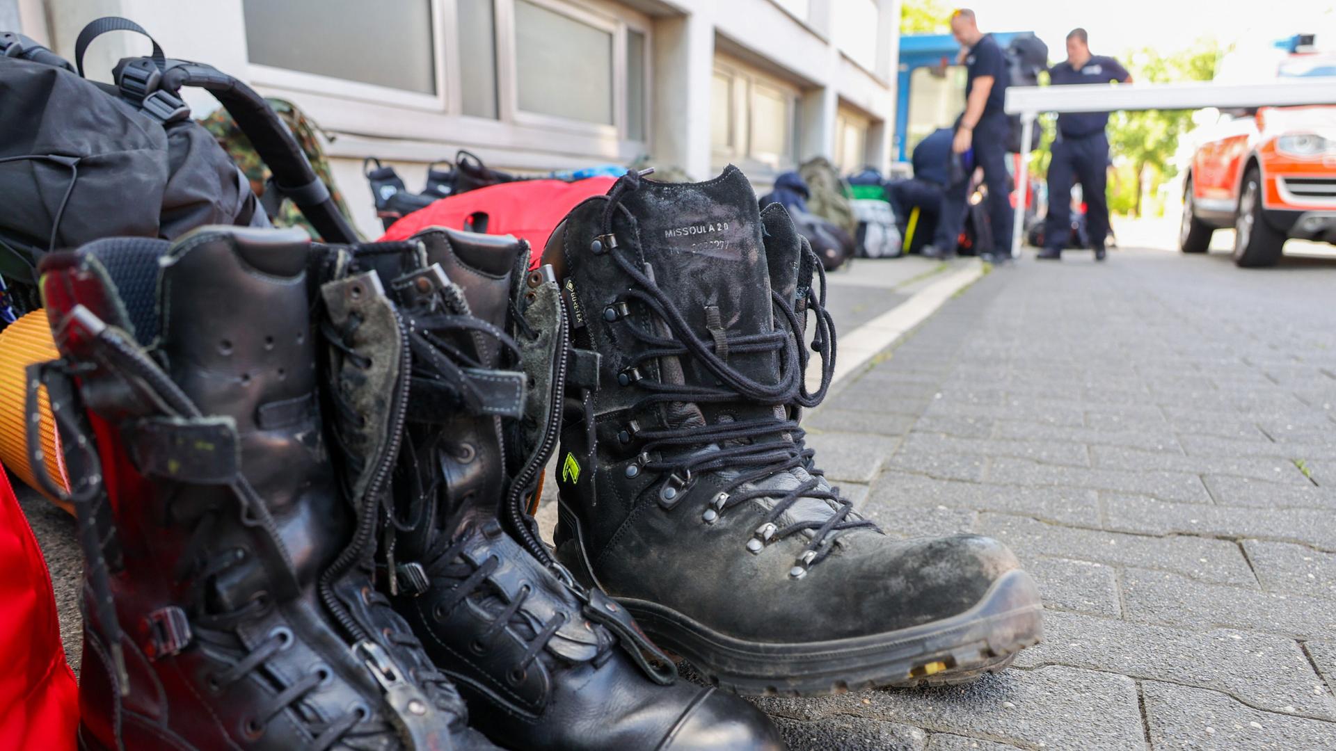 Ausrüstung steht auf dem Gelände der Feuerwehr Bonn, die Feuerwehrleute warten auf die Abfahrt zu einem Waldbrand-Einsatz in Spanien. Am Mittag haben sich 67 Feuerwehrleute aus Nordrhein-Westfalen und Niedersachsen auf den Weg gemacht, um bei der… Ausrüstung steht auf dem Gelände der Feuerwehr Bonn, die Feuerwehrleute warten auf die Abfahrt zu einem Waldbrand-Einsatz in Spanien. Am Mittag haben sich 67 Feuerwehrleute aus Nordrhein-Westfalen und Niedersachsen auf den Weg gemacht, um bei der…