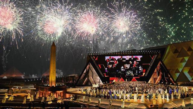 Das Foto zeigt ein Feuerwerk bei der Einweihung von dem Museum.