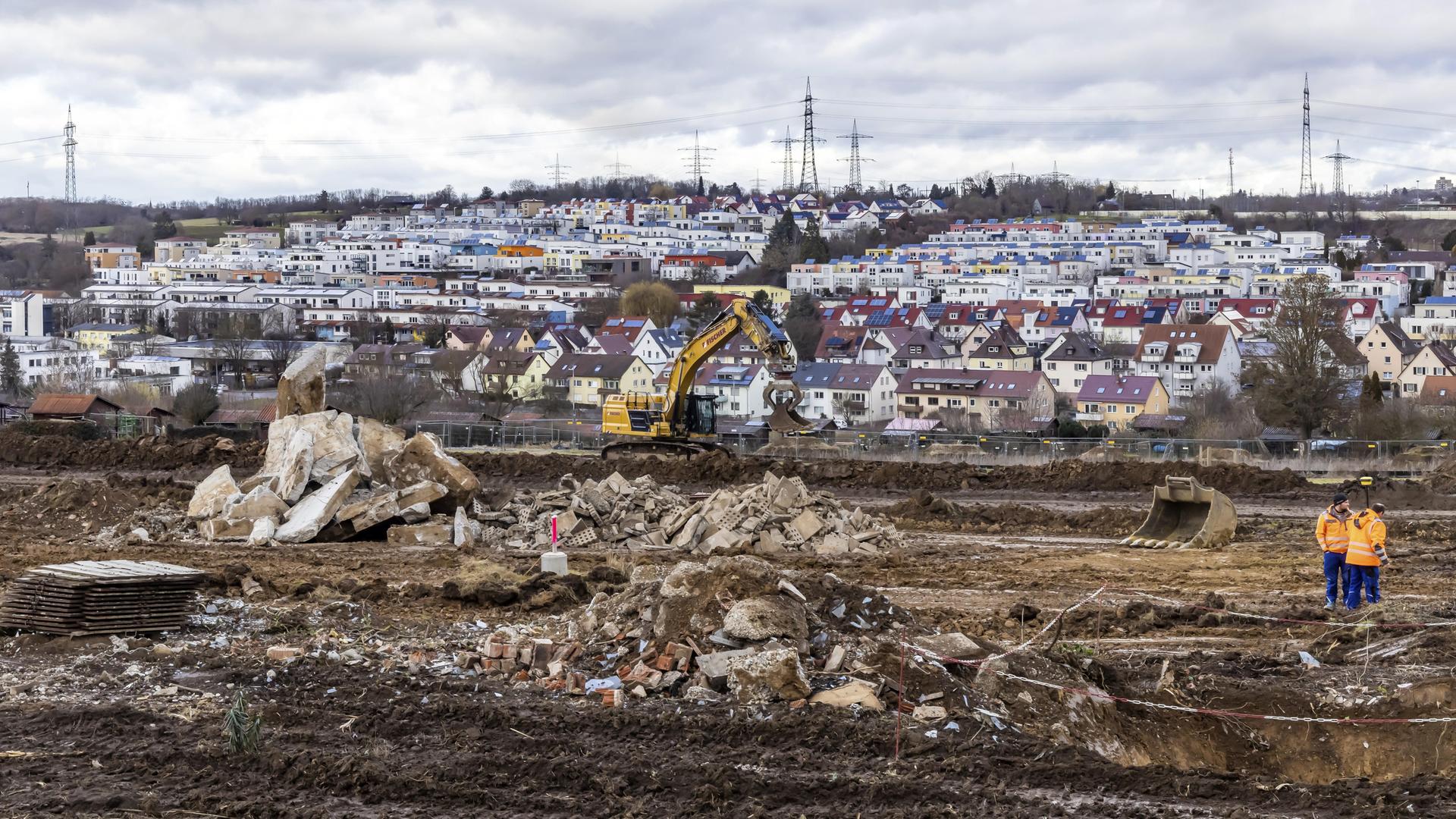 Bauarbeiten für ein neues Baugebiet für 460 Wohnungen am neuen Quartier Böckinger Straße im Stuttgarter Stadtteil Zuffenhausen-Rot. Flächenversiegelung auf fast sechs Hektar Ackerland.