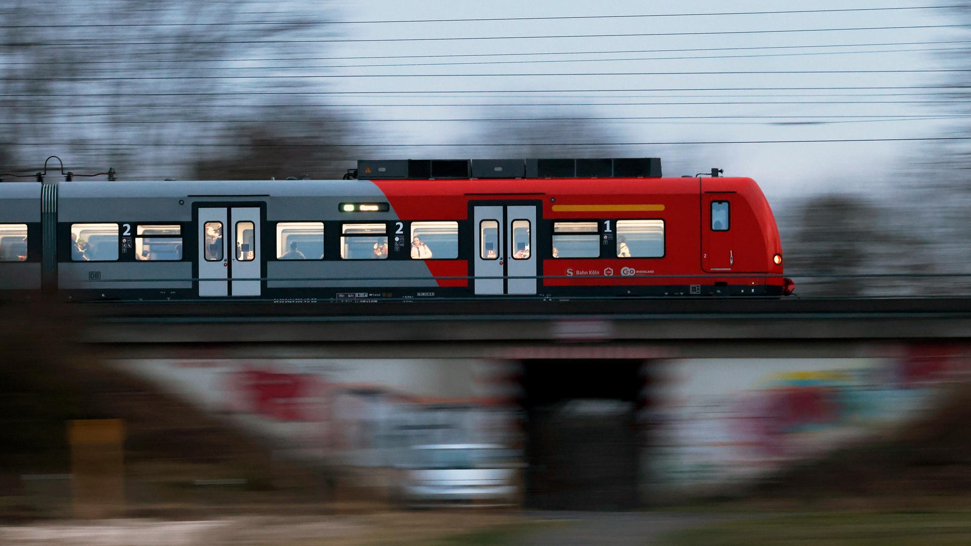 Eine S-Bahn der Deutsche Bahn fährt auf einem Bahndamm zwischen Köln und Aachen.