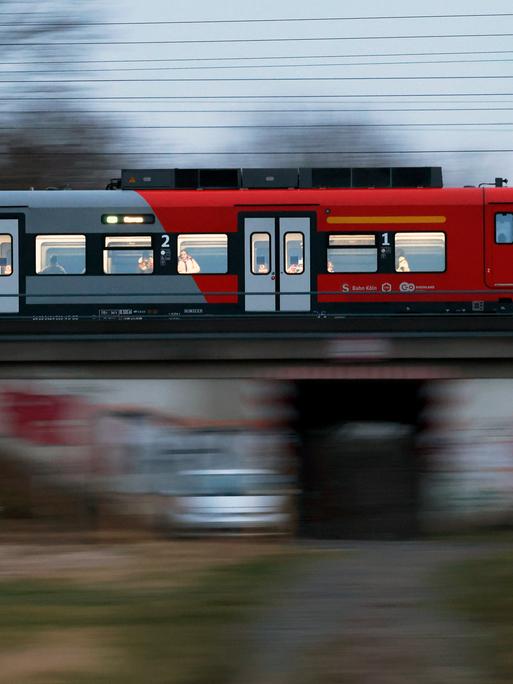 Eine S-Bahn der Deutsche Bahn fährt auf einem Bahndamm zwischen Köln und Aachen. Eine S-Bahn der Deutsche Bahn fährt auf einem Bahndamm zwischen Köln und Aachen.