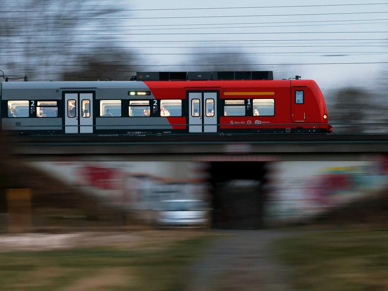 Eine S-Bahn der Deutsche Bahn fährt auf einem Bahndamm zwischen Köln und Aachen. Eine S-Bahn der Deutsche Bahn fährt auf einem Bahndamm zwischen Köln und Aachen.