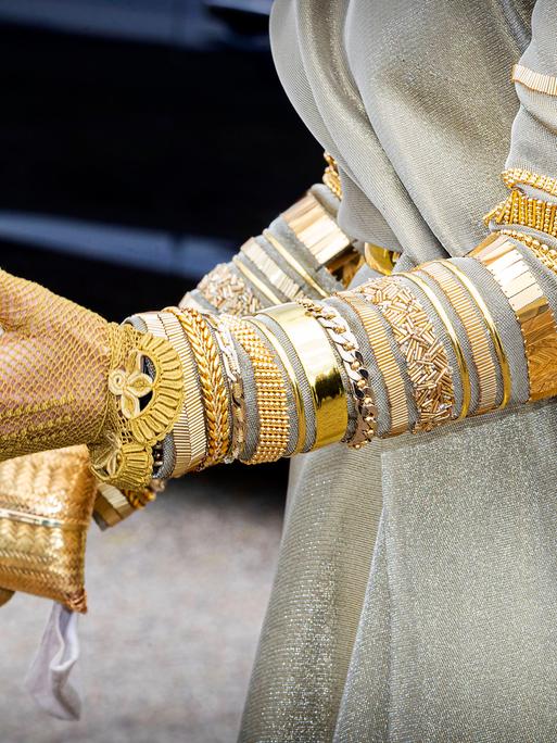 Der Arm von Königin Maxima behängt mit Goldschmuck. Der Arm von Königin Maxima behängt mit Goldschmuck.