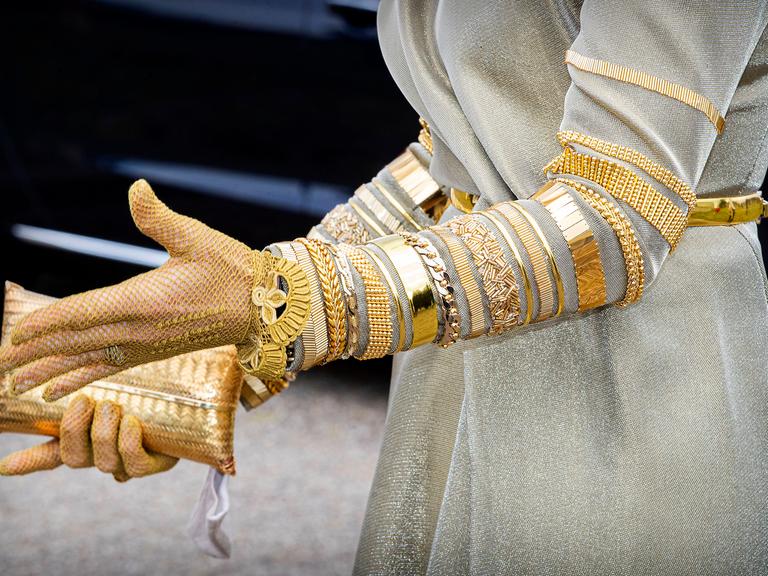 Der Arm von Königin Maxima behängt mit Goldschmuck. Der Arm von Königin Maxima behängt mit Goldschmuck.