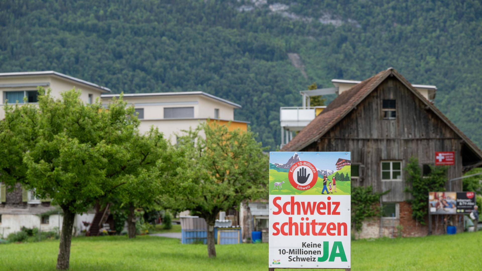 Ein Abstimmungsplakat der SVP zur Eidgenoessischen Volksinitiative: Keine 10-Millionen-Schweiz! Ein Abstimmungsplakat der SVP zur Eidgenoessischen Volksinitiative: Keine 10-Millionen-Schweiz!