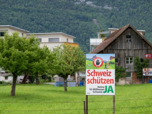 Ein Abstimmungsplakat der SVP zur Eidgenoessischen Volksinitiative: Keine 10-Millionen-Schweiz! Ein Abstimmungsplakat der SVP zur Eidgenoessischen Volksinitiative: Keine 10-Millionen-Schweiz!