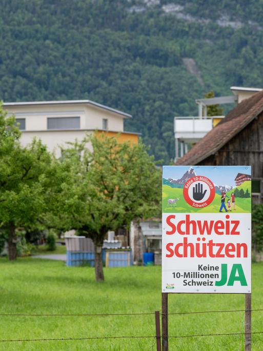 Ein Abstimmungsplakat der SVP zur Eidgenoessischen Volksinitiative: Keine 10-Millionen-Schweiz! Ein Abstimmungsplakat der SVP zur Eidgenoessischen Volksinitiative: Keine 10-Millionen-Schweiz!