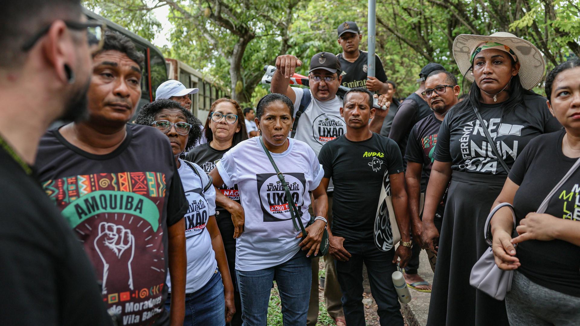 Brasilien: Mitglieder verschiedener indigener Gemeinschaften protstieren während des Volksgipfels auf der COP30 Brasilien: Mitglieder verschiedener indigener Gemeinschaften protstieren während des Volksgipfels auf der COP30