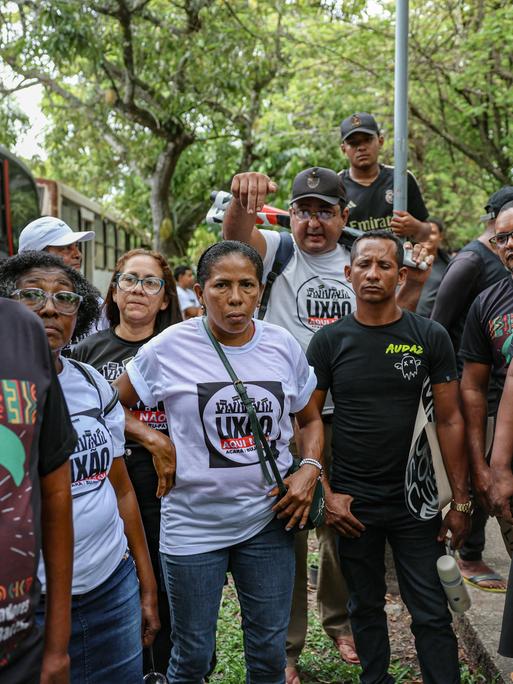 Brasilien: Mitglieder verschiedener indigener Gemeinschaften protstieren während des Volksgipfels auf der COP30