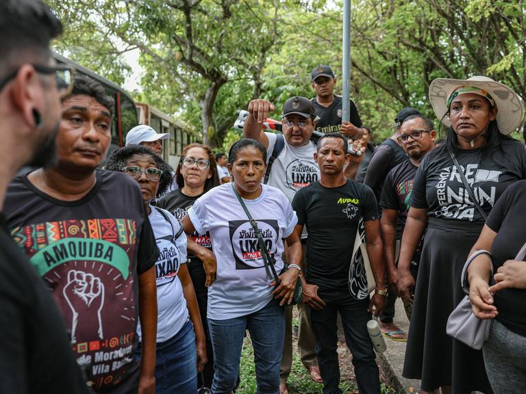 Brasilien: Mitglieder verschiedener indigener Gemeinschaften protstieren während des Volksgipfels auf der COP30
