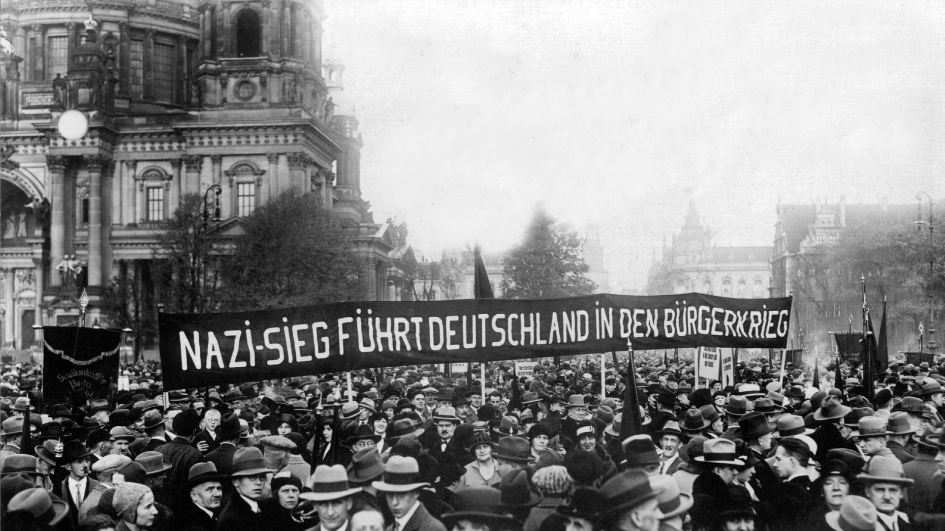 Eine von der SPD organisierte Massendemonstration gegen den Faschismus im Berliner Lustgarten. Auf einem Transparent wird gewarnt "Nazi-Sieg führt Deutschland in den Bürgerkrieg"