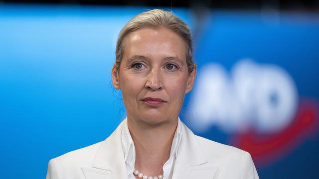 Alice Weidel, AfD-Bundesvorsitzende, steht auf dem Bundesparteitag der AfD in der Messe Erfurt in einem TV-Studio (07.05.2026)