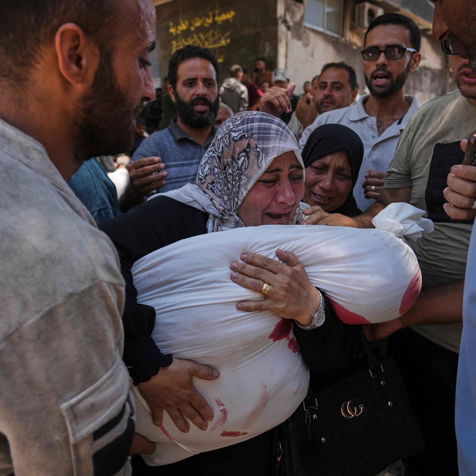 Eine Mutter trauert um ihr Kind im Schifa-Krankenhaus in Gaza-Stadt, das bei dem Versuch getötet wurde, einen Hilfsgütertransport zu erreichen, der über den israelischen Grenzübergang Zikim im nördlichen Gazastreifen am 20. Juli 2025 fuhr.