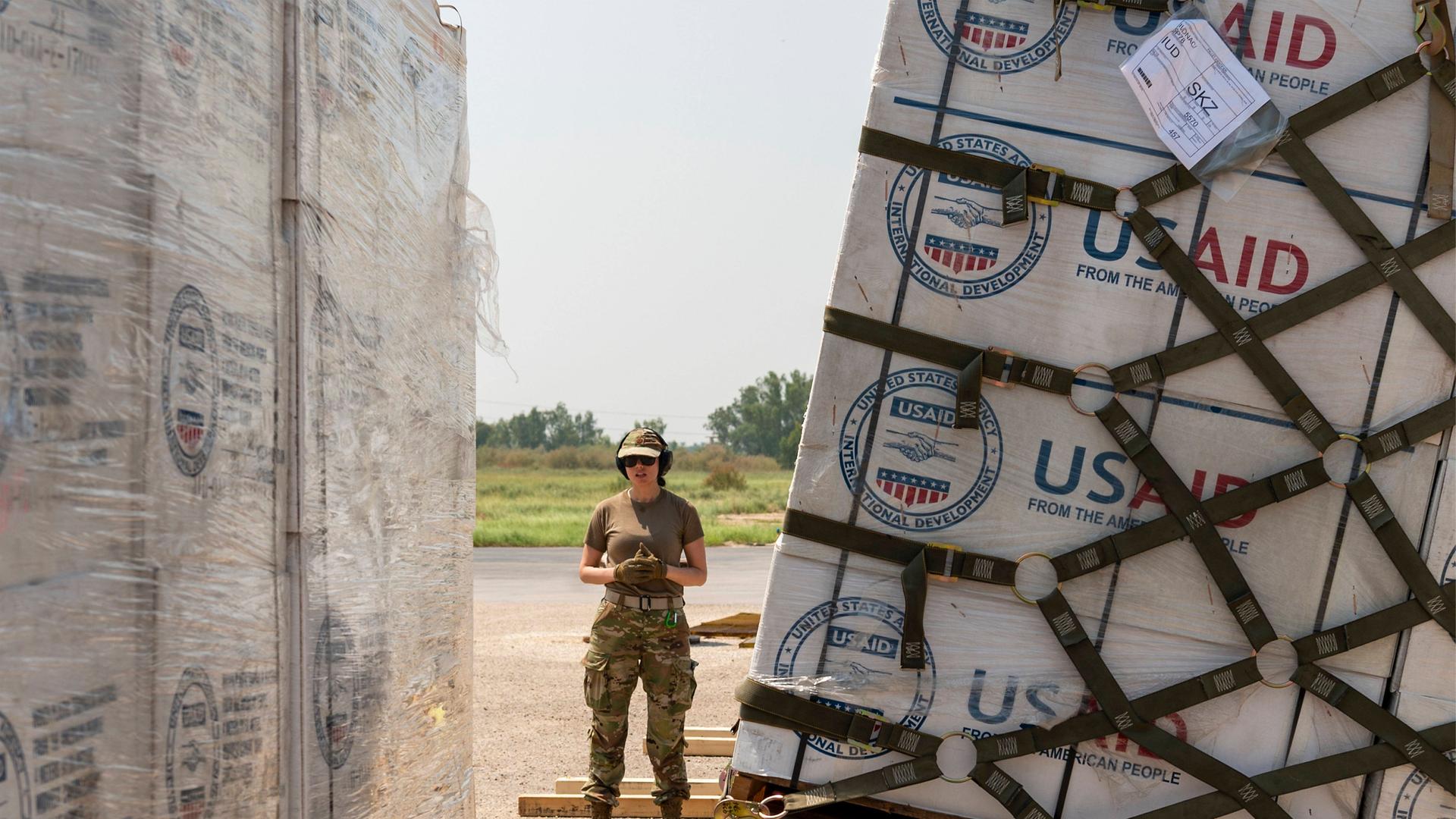 US-Soldatin steht neben einer Lieferung von USAID (11.9.2022, Pakistan)