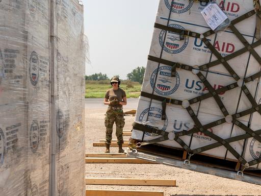 US-Soldatin steht neben einer Lieferung von USAID (11.9.2022, Pakistan)