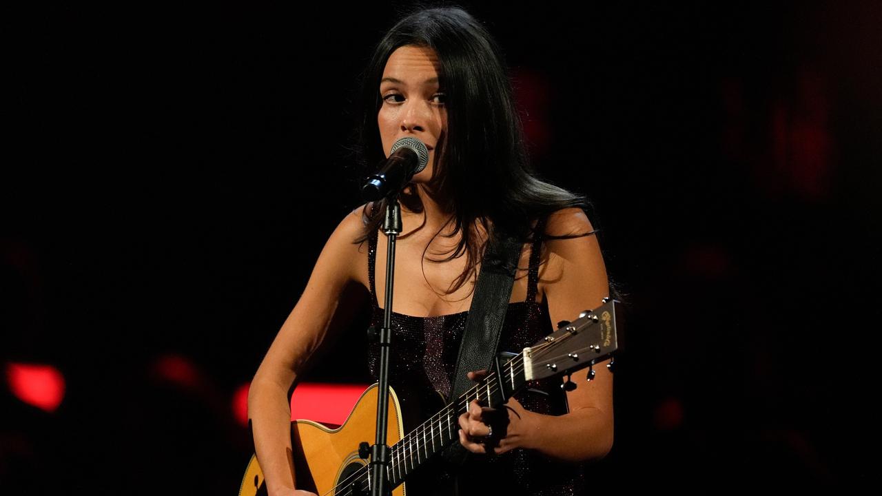 Olivia Rodrigo spielt Gitarre und singt bei einem Auftritt in Los Angeles, USA (8.11.2025)