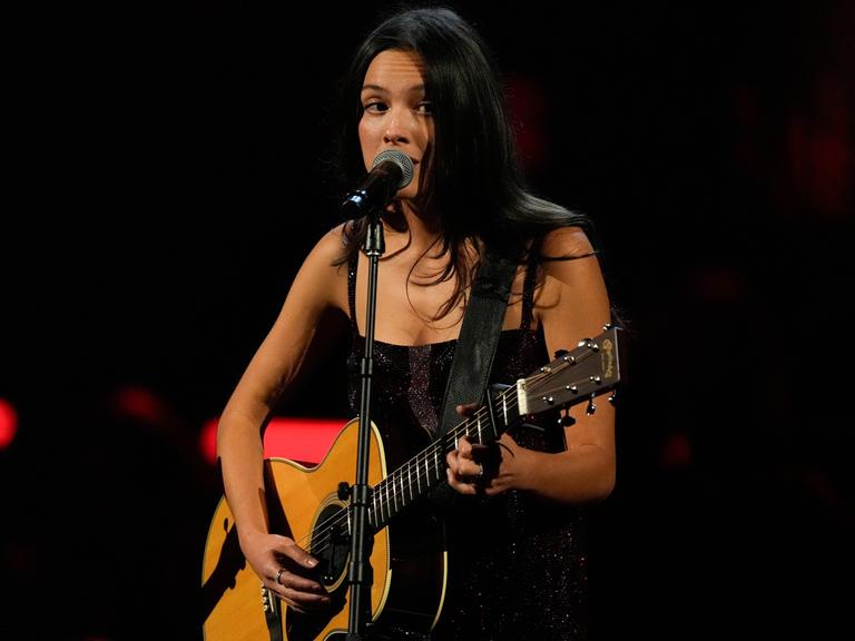 Olivia Rodrigo spielt Gitarre und singt bei einem Auftritt in Los Angeles, USA (8.11.2025)