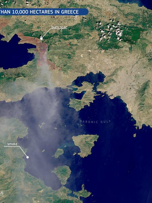 Die Waldbrände nähe Athens in einer Satellitenaufnahme: Es sind Umrisse Griechenlands mit Ausschnitten des Mittelmeers, eine braune Fläche und Rauchschwaden zu erkennen.