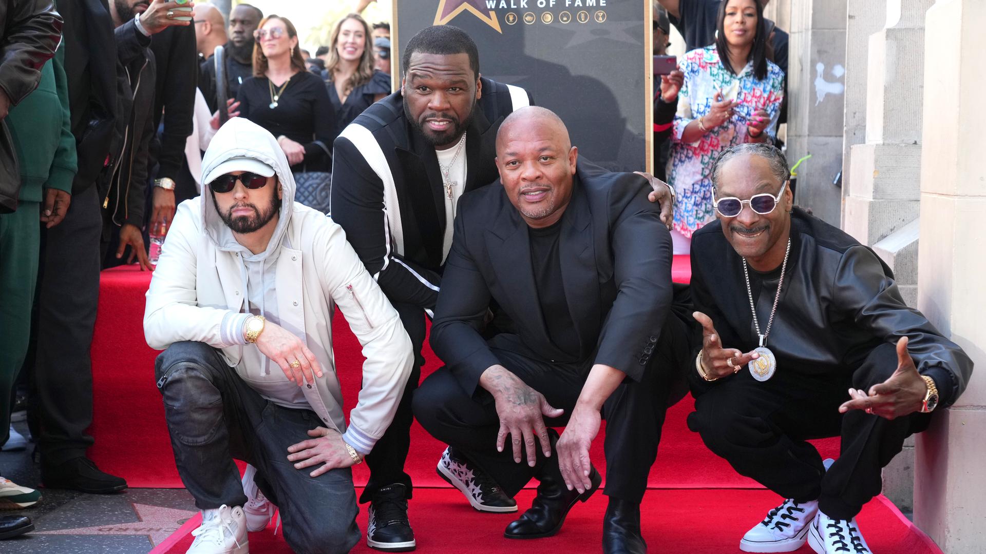 Verleihung eines goldenen Sterns für Dr. Dre auf dem Hollywood Walk of Fame: Rapper Eminem, 50 Cent, Musikproduzent Dr. Dre und Snoop Dogg Verleihung eines goldenen Sterns für Dr. Dre auf dem Hollywood Walk of Fame: Rapper Eminem, 50 Cent, Musikproduzent Dr. Dre und Snoop Dogg