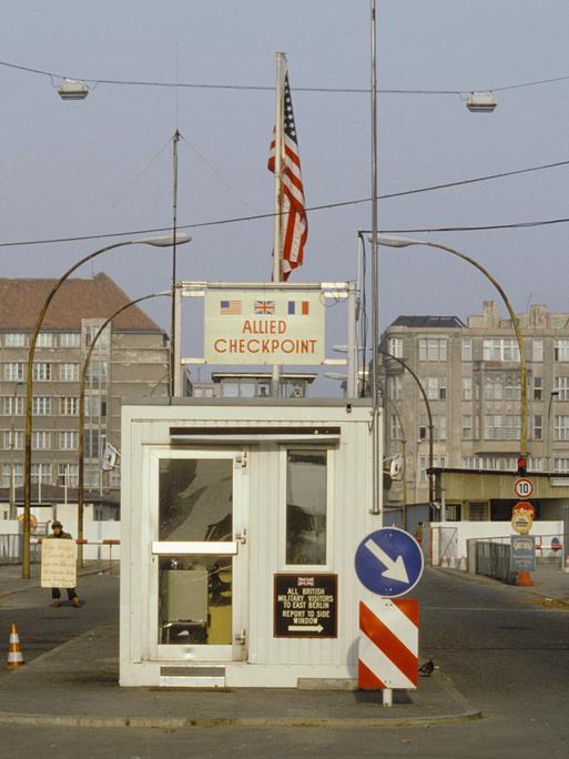 Berlin, Checkpoint Charlie / Foto Berlin, Friedrichstrasse, Grenzuebergang Friedrichstrasse - Check- point Charlie (Bezirke Mitte / Kreuz- berg). - Ansicht. - Foto, undat. (1980er Jahre).