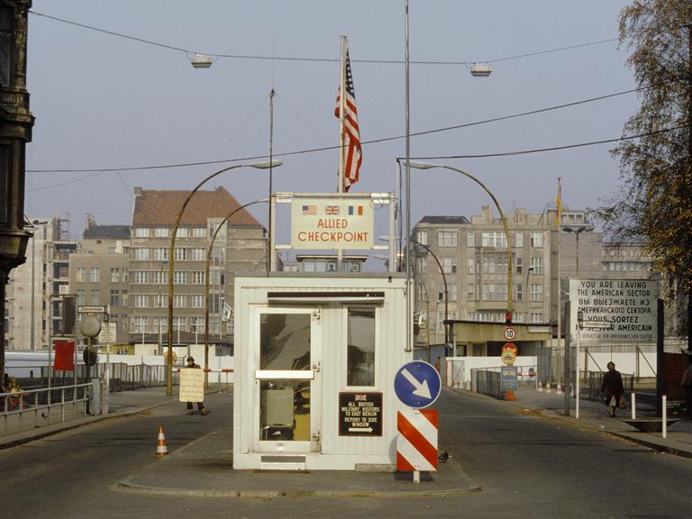Berlin, Checkpoint Charlie / Foto Berlin, Friedrichstrasse, Grenzuebergang Friedrichstrasse - Check- point Charlie (Bezirke Mitte / Kreuz- berg). - Ansicht. - Foto, undat. (1980er Jahre).