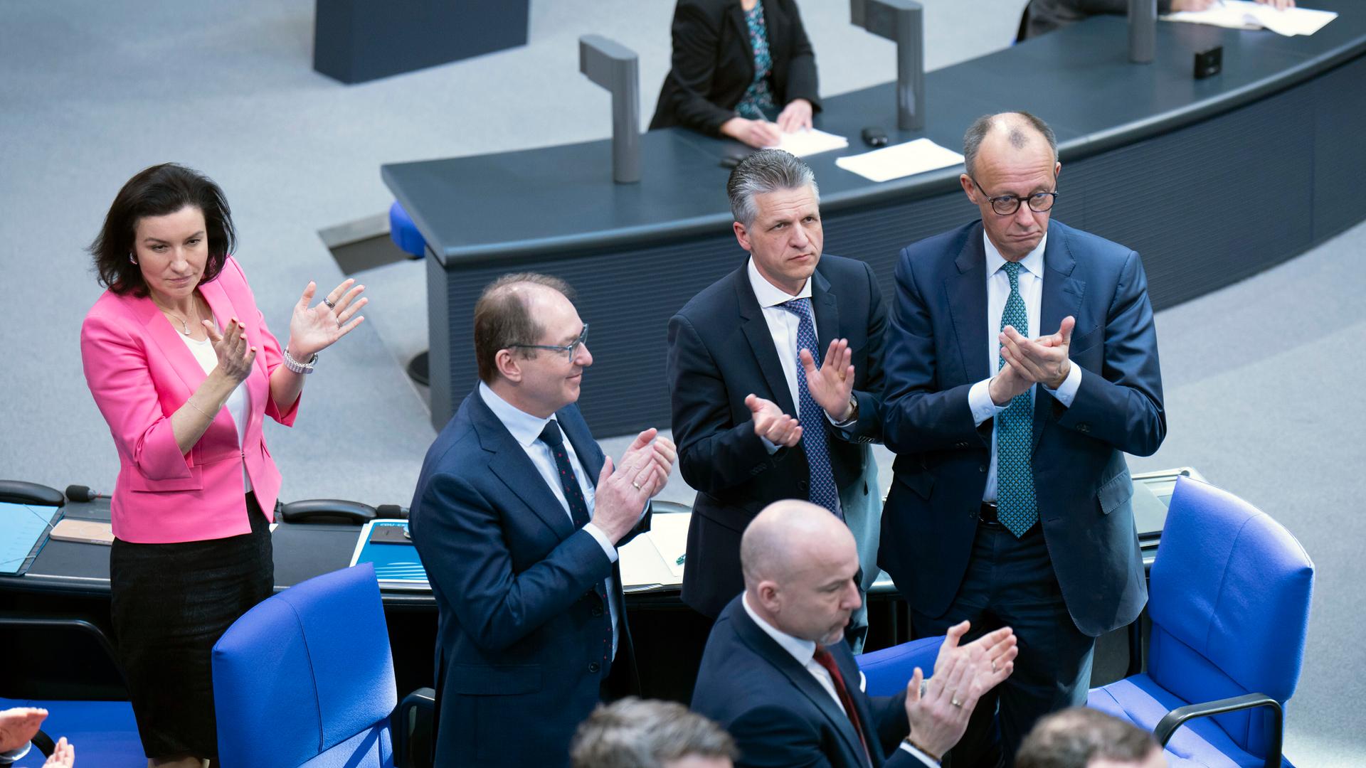 Dorothee Bär, Alexander Dobrindt, Thorsten Frei, Alexander Hoffmann und Friedrich Merz in der 212. Sitzung des Deutschen Bundestages im Reichstagsgebäude. Berlin