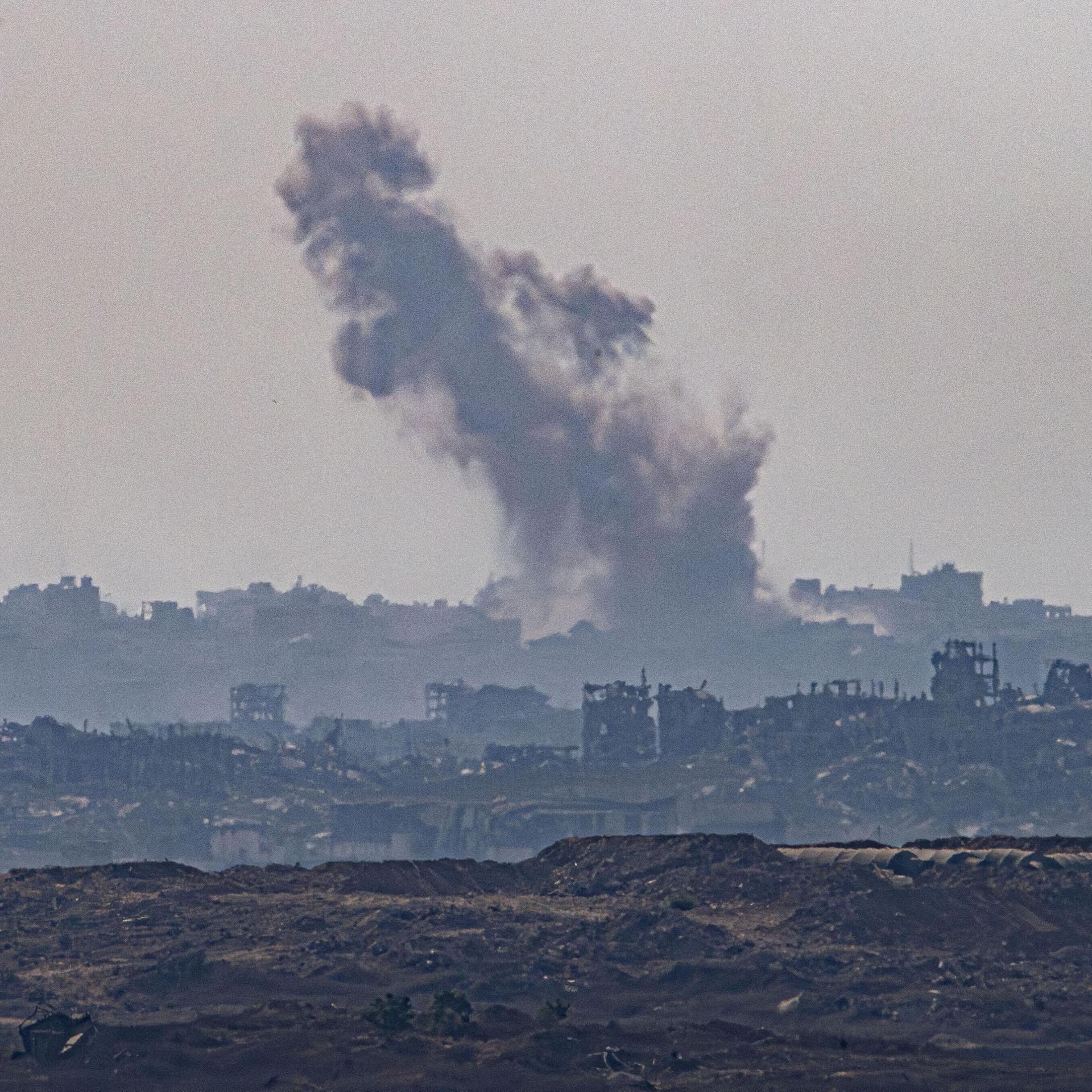 Staub und Rauch über dem Norden des Gazastreifens in Folge eines israelischen Angriffs, gesehen von der israelischen Stadt Sderot aus, aufgenommen am 17. September 2025