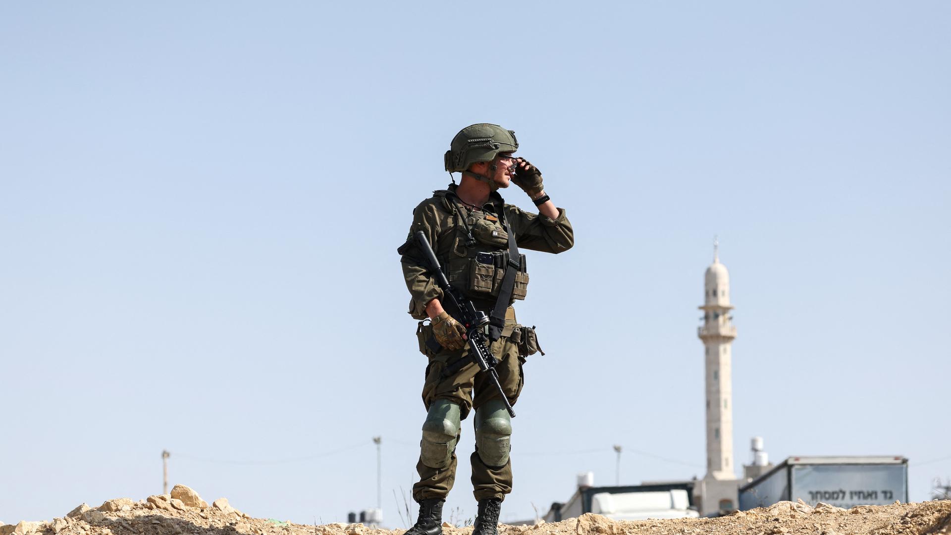 Ein israelischer Soldat in der Nähe eines Checkpoints in Hebron, nachdem es eine Auseinandersetzung zwischen Palästinensern und israelischen Soldaten im Westjordanland gab. 23.10.2026