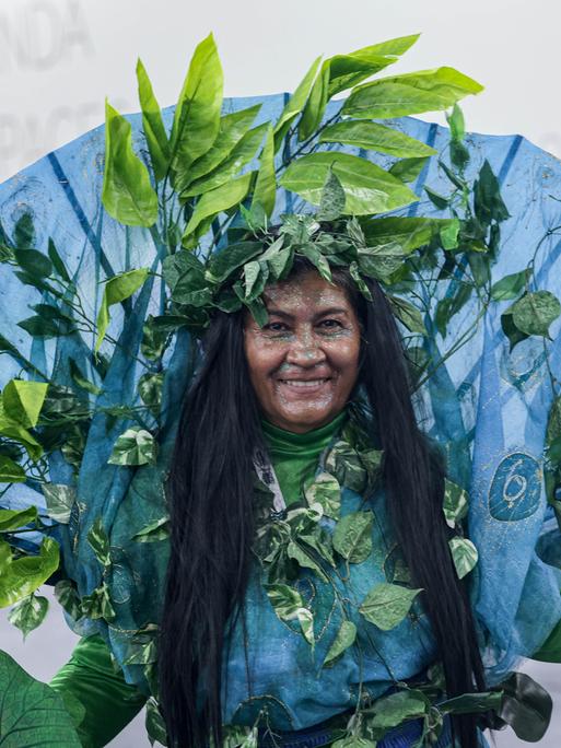 Eine indigene Teilnehmerin bei der Weltklimakonferenz COP30 trägt ein Kostüm, das den Regenwald symbolisieren soll.