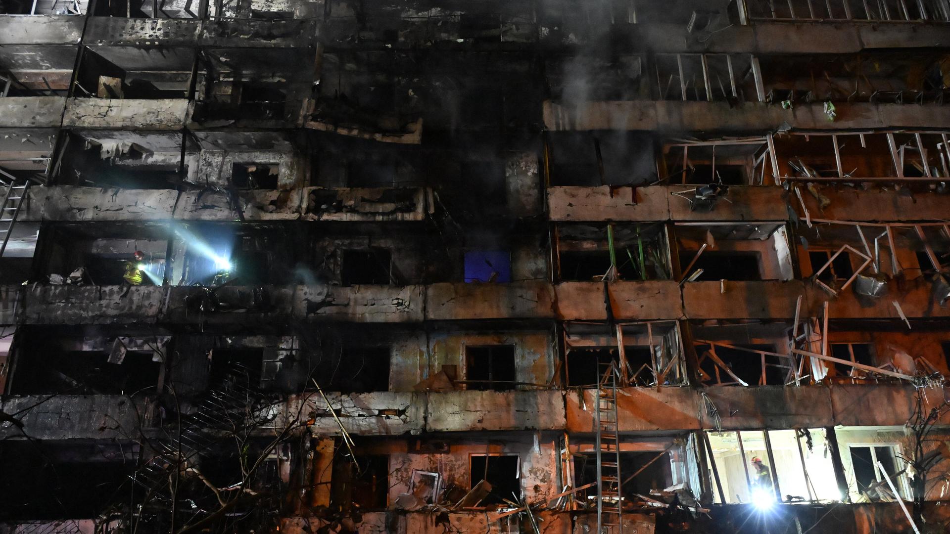 Ein zerstörtes Wohnhaus in der Nacht nach einem Raketenangriff Russlands (14.10.2026) Ein zerstörtes Wohnhaus in der Nacht nach einem Raketenangriff Russlands (14.10.2026)