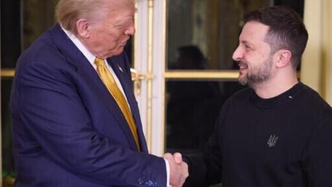 Der ukrainische Präsident Wolodymyr Selenskyj (r.) und US-Präsident Donald Trump (l.) schütteln Hände im Elysee-Präsidentenpalast in Paris (7.12.2024) Der ukrainische Präsident Wolodymyr Selenskyj (r.) und US-Präsident Donald Trump (l.) schütteln Hände im Elysee-Präsidentenpalast in Paris (7.12.2024)