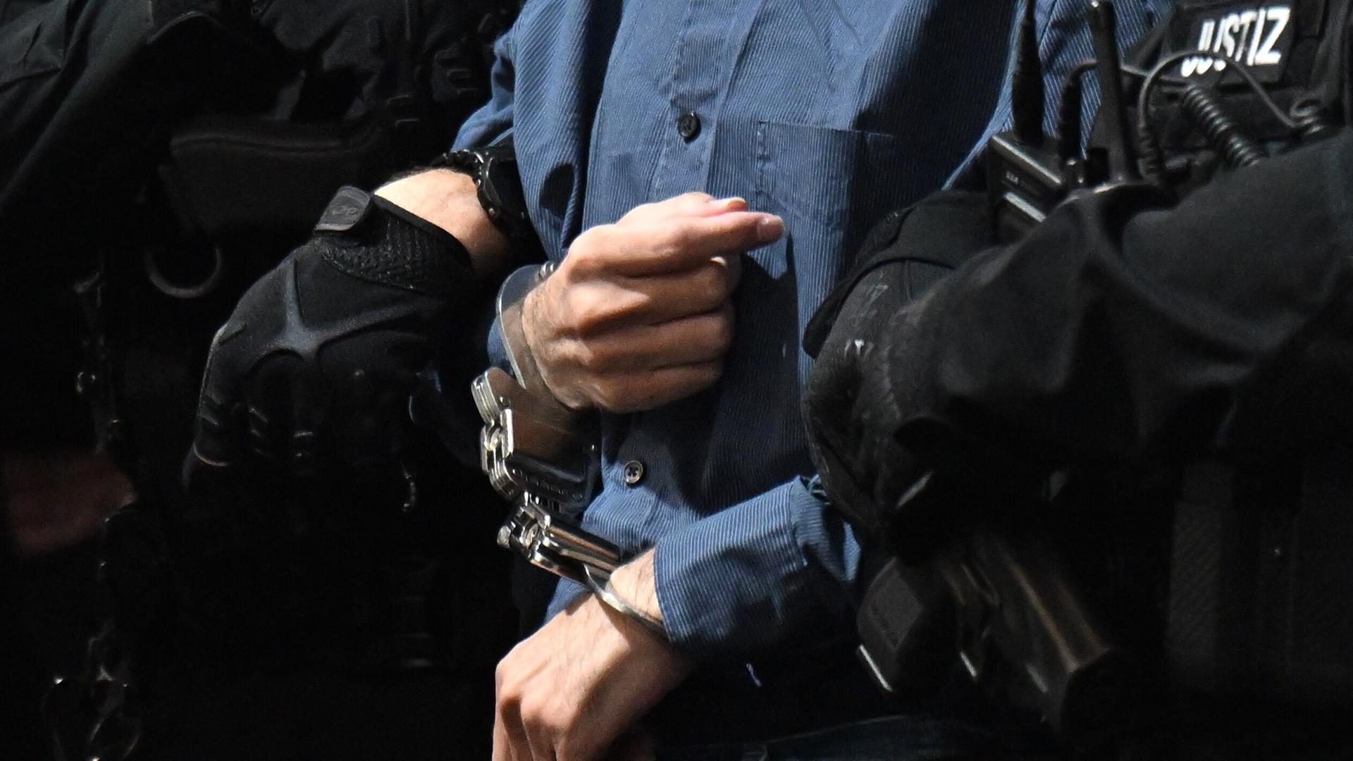 Justizbeamte führen den Täter Taleb A. in Handschellen in den Gerichtssaal. 2024 raste er mit einem Mietwagen auf den Weihnachtsmarkt in Magdeburg. Justizbeamte führen den Täter Taleb A. in Handschellen in den Gerichtssaal. 2024 raste er mit einem Mietwagen auf den Weihnachtsmarkt in Magdeburg.
