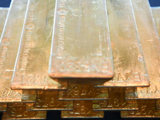 Übereinandergestapelte Goldbarren