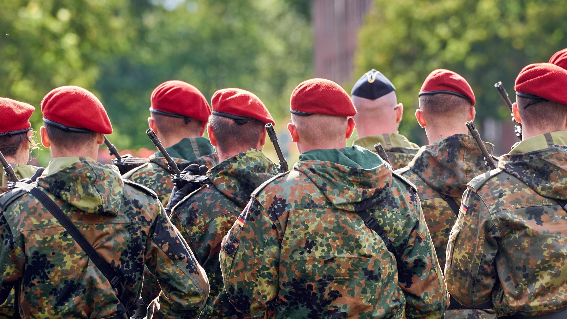 Eine Gruppe von Soldaten der Deutschen Bundeswehr in Tarnuniformen stehen in Formation mit Gewehr Bewaffnet bei einem Militär Appell Eine Gruppe von Soldaten der Deutschen Bundeswehr in Tarnuniformen stehen in Formation mit Gewehr Bewaffnet bei einem Militär Appell