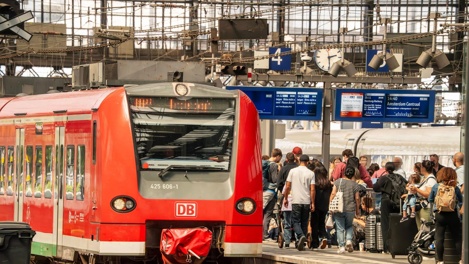 Eine S-Bahn im Bahnhof Eine S-Bahn im Bahnhof