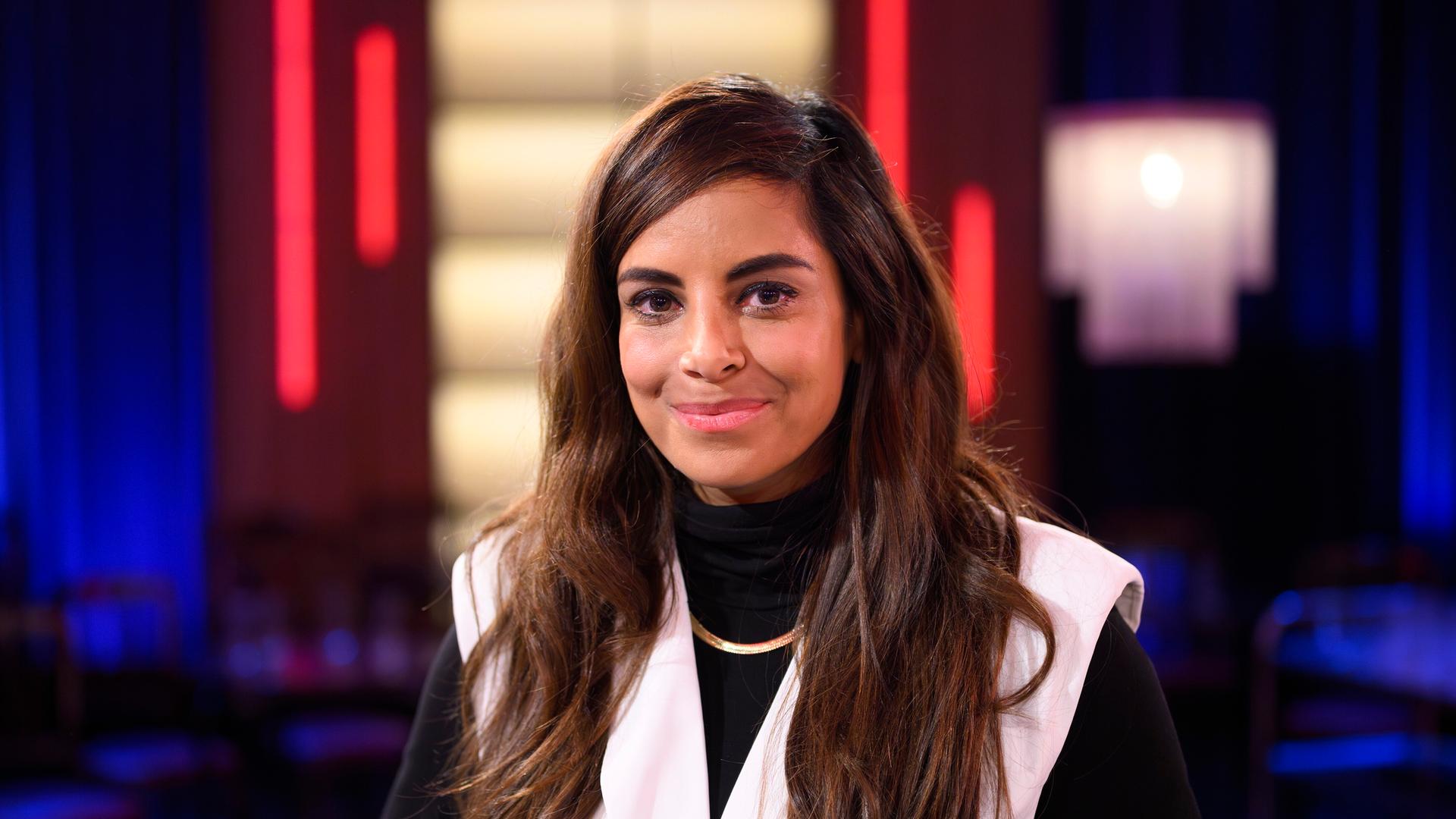 Collien Fernandes lächelt in die Kamera