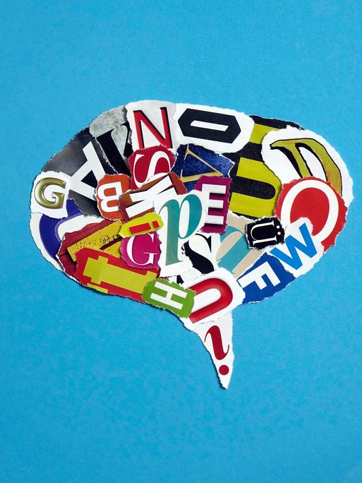 Eine Sprechblase aus farbigen Buchstaben auf blauem Grund