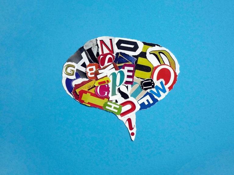 Eine Sprechblase aus farbigen Buchstaben auf blauem Grund