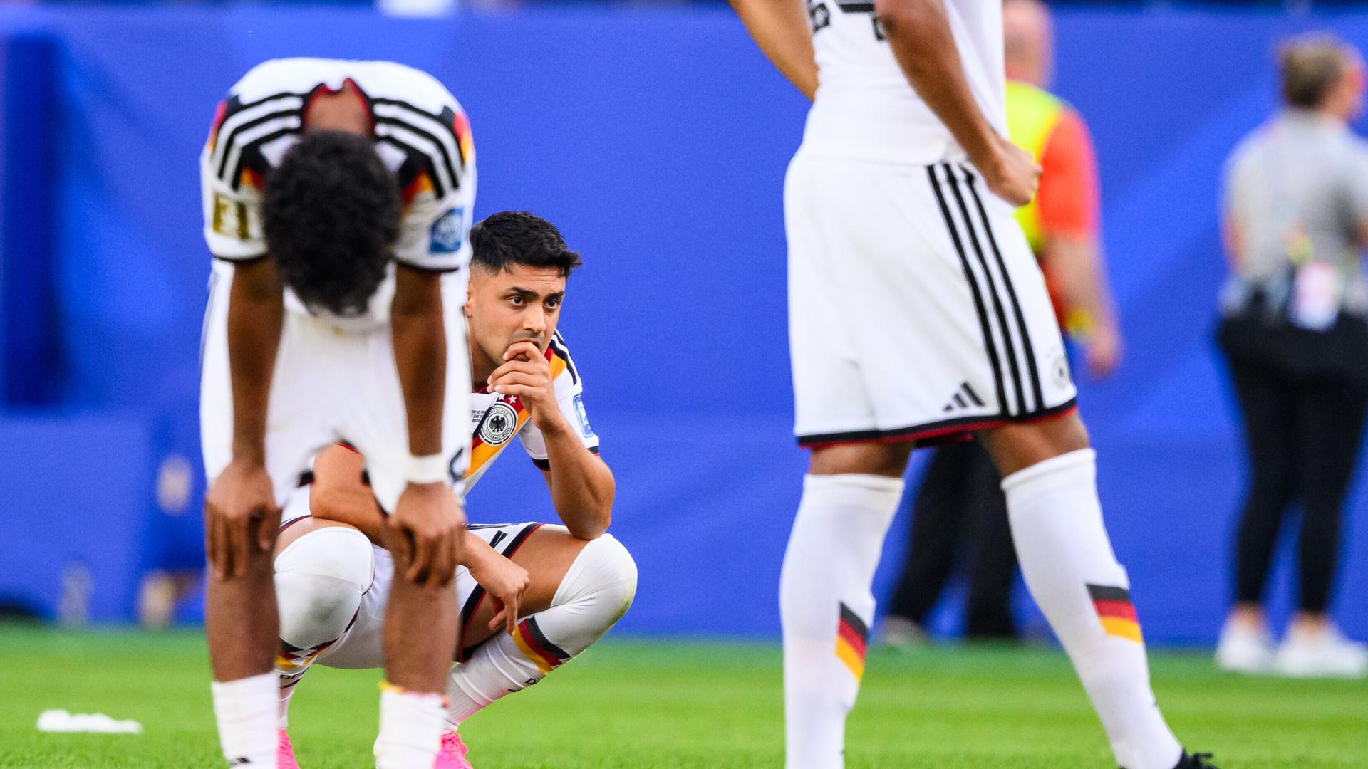 Beim WM-Spiel gegen Paraguay verliert Deutschland im Elfmeterschießen. Auf dem Platz zeigt sich Spieler Nadiem Amiri unzufrieden.