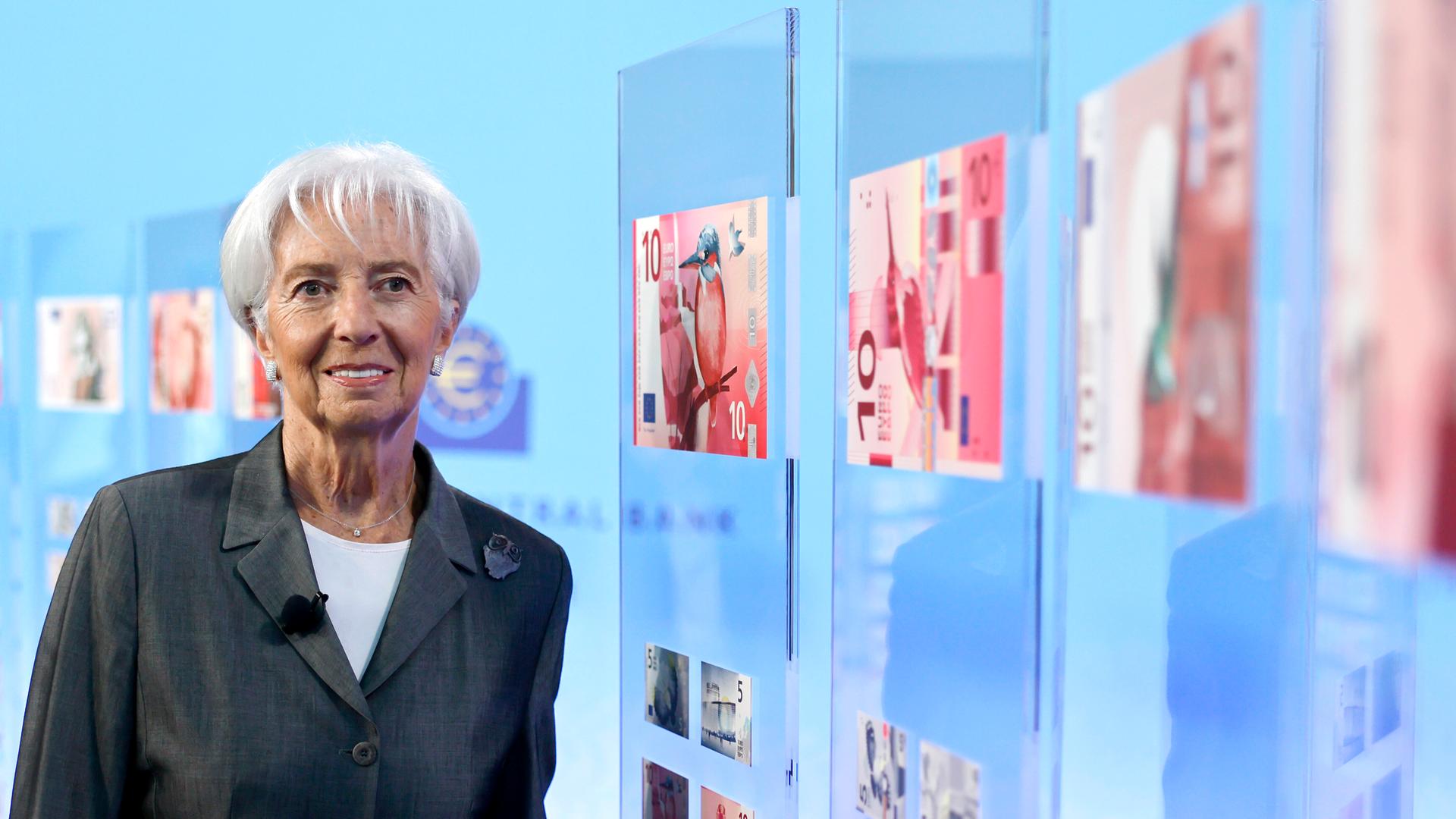 EZB-Präsidentin Christine Lagarde bei der Vorstellung von zehn Entwürfen für die neuen Euro-Banknoten im Euro-Raum in der Europäischen Zentralbank in der EZB in Frankfurt. EZB-Präsidentin Christine Lagarde bei der Vorstellung von zehn Entwürfen für die neuen Euro-Banknoten im Euro-Raum in der Europäischen Zentralbank in der EZB in Frankfurt.