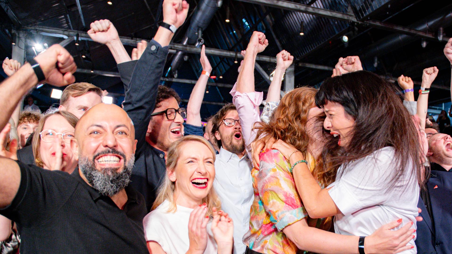 Wahlparty von der Linken Berlin mit Ferat Kocak, Ines Schwerdtner, Kerstin Wolter und Elif Eralp